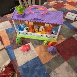 BARN AND RUBBER ANIMALS SEE DESCRIPTION 