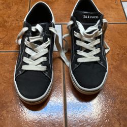 Women’s Skechers Size 9 US