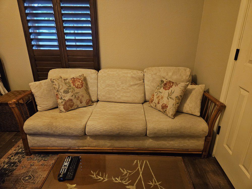 Wicker Pull Out Couch
