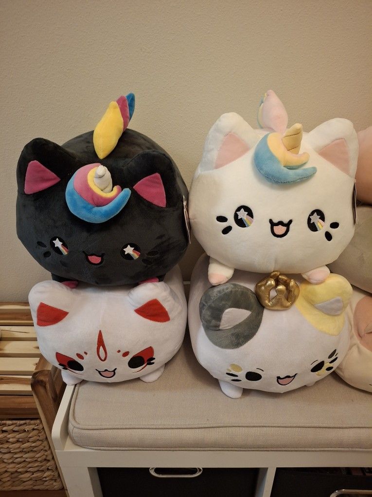 4 Giant Meowchis