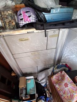 Huge tool chest w/ wheels