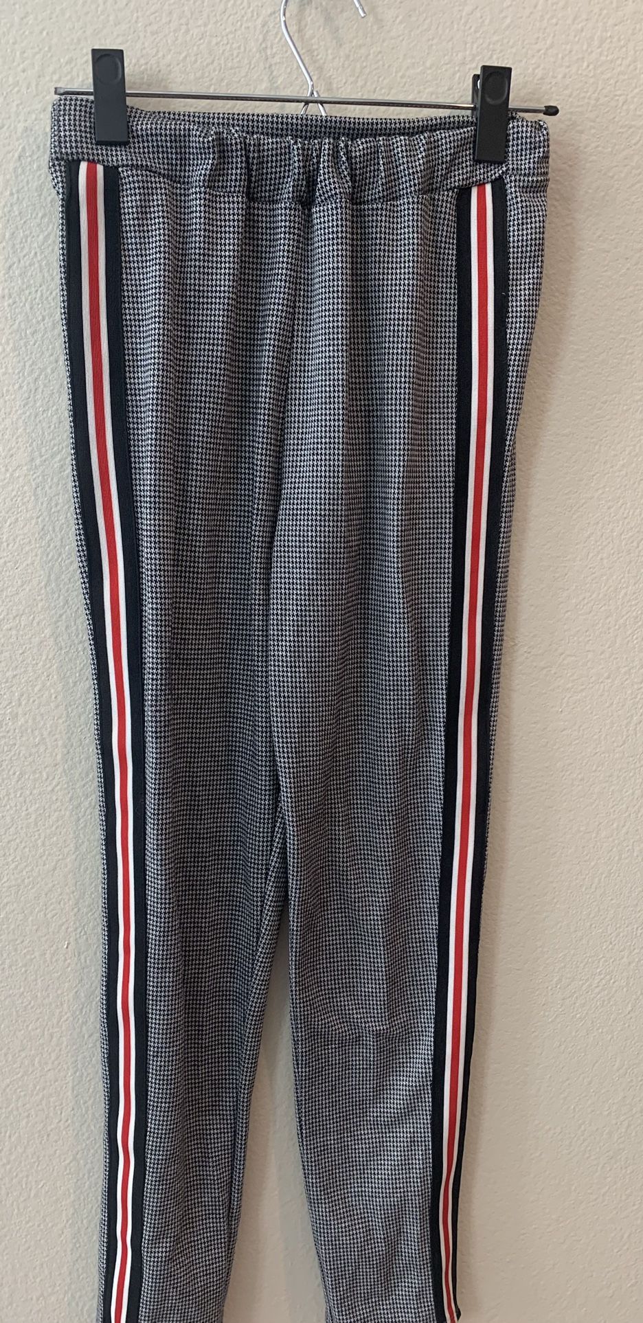 Cute Plaid Pants from Forever 21. Size M Black White Stretch w/Stripe on sides. In GUC PU Big Sky