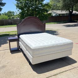 Cama Queen base metal respaldo box spring 1 mesa noche y colchón excelentes condiciones $300 envío a domicilio costo extra 
