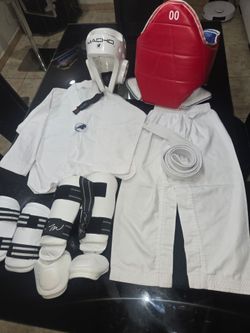 Complete Kids Karate Gear Set (also for taekwondo) Size 00/Equipo completo de karate o taekwondo en excelente estado, talla 00