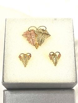 Vintage like new 14 karat gold & 10 karat gold leaf design earrings with matching broach pin. Weighs 3.9 grams