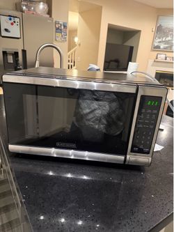 BLACK+DECKER Digital Microwave with Turntable Push-Button Door, 700W 0.7 cu ft -$30 Firm Like New