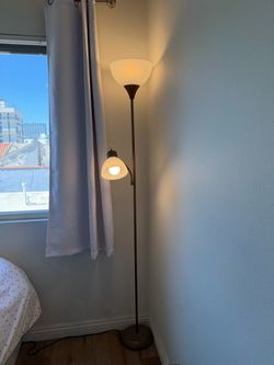 Tall lamp with adjustable lamp