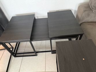 Mesa de 4 sillas y mesas individuales vendo todo junto