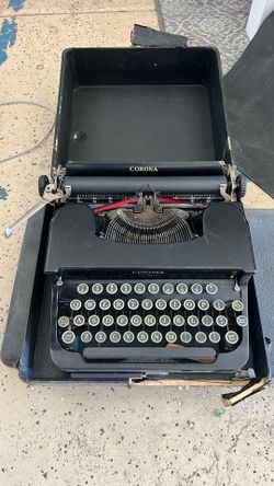 Typewriter -Original DC Smith & Corona  —1934 Possible Year !! In Working Condition  Was My Grandma Case Needs Repair 
