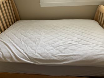 Full size liquid-proof mattress protector