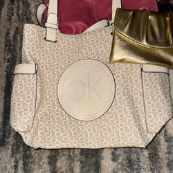Hardly used hand bag And purses 
