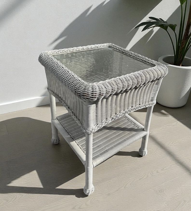 Like new white wicker / rattan side / console/ entry way table / Plant Stand: 18 x 18 x 24