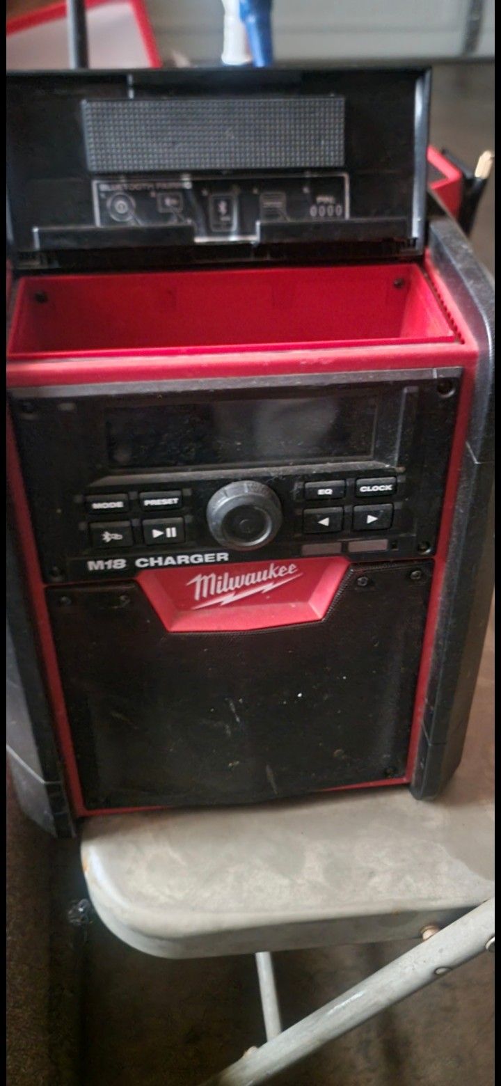 MILWAUKEE Radio/ Bluetooth and Charger Kit ! SKU# 2792-20-48-11-1820
 