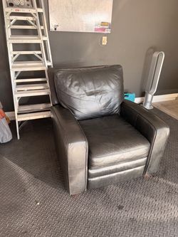 Norwalk Furniture Black Leather Reclining Chair