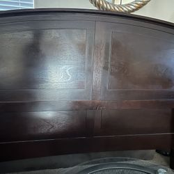 Bed Frame Good Condition $100 Queen Size 