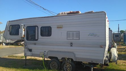 Trailer good condition, a/c ,5 wheel trailer title in hand $1500