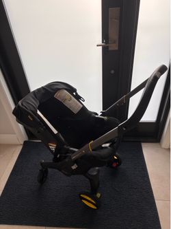 Baby BUNDLE!! Doona plus TWO car seat bases & more