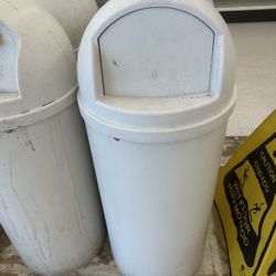 Rubbermaid Commercial Trash Can 
