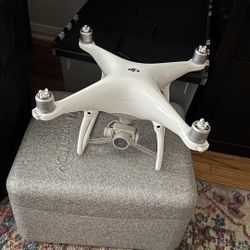 DJI Phantom 4 - Powers On - Gimbal Damaged - Controller - AS IS / Parts