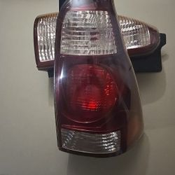 2004-09 Toyota 4runner OEM Rear Light 