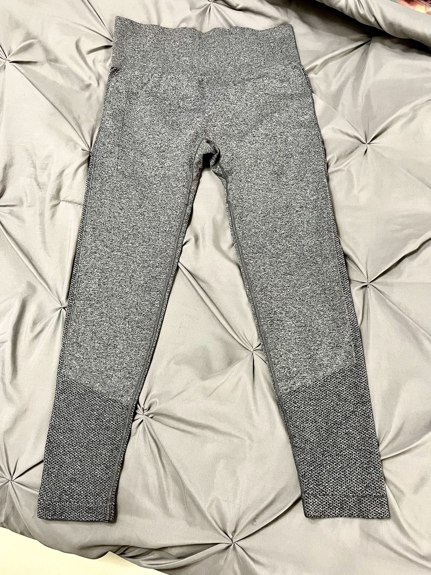 MEDIUM/LARGE  GRAY SCRUNCH BUTT LEGGINGS