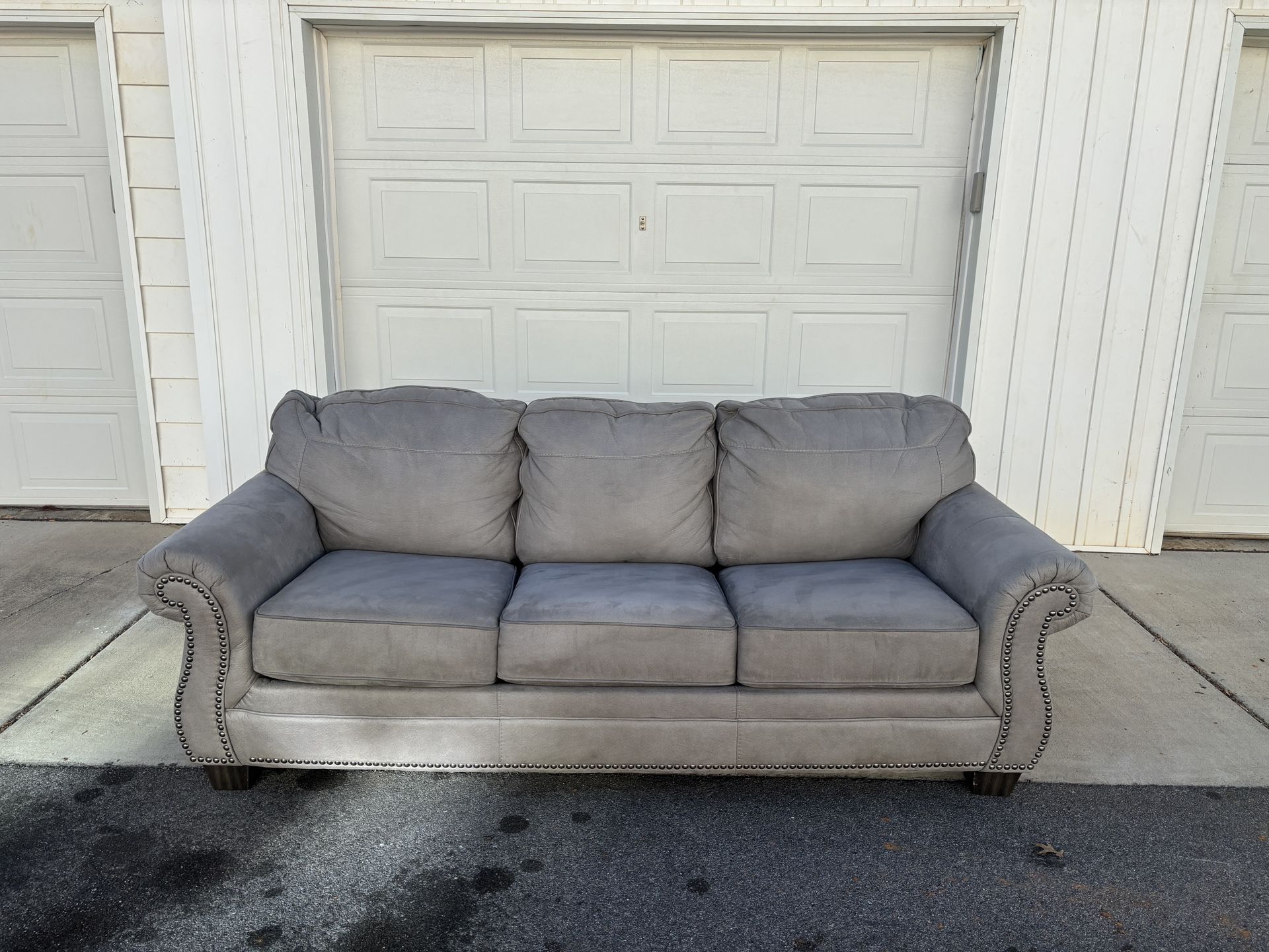  *FREE DELIVERY 🚚*  Ashley Olsberg Queen Sleeper Sofa