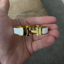 White/Gold Bracelet – Chic H-Style Cuff for Everyday Elegance