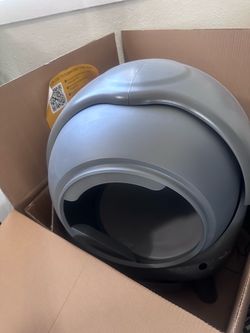 Self cleaning litter box never used