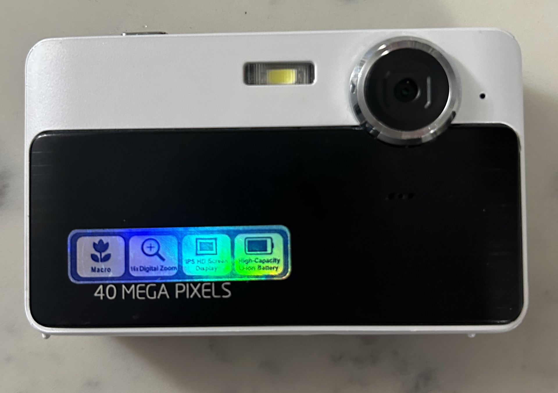 40 Megapixels compact digital camera