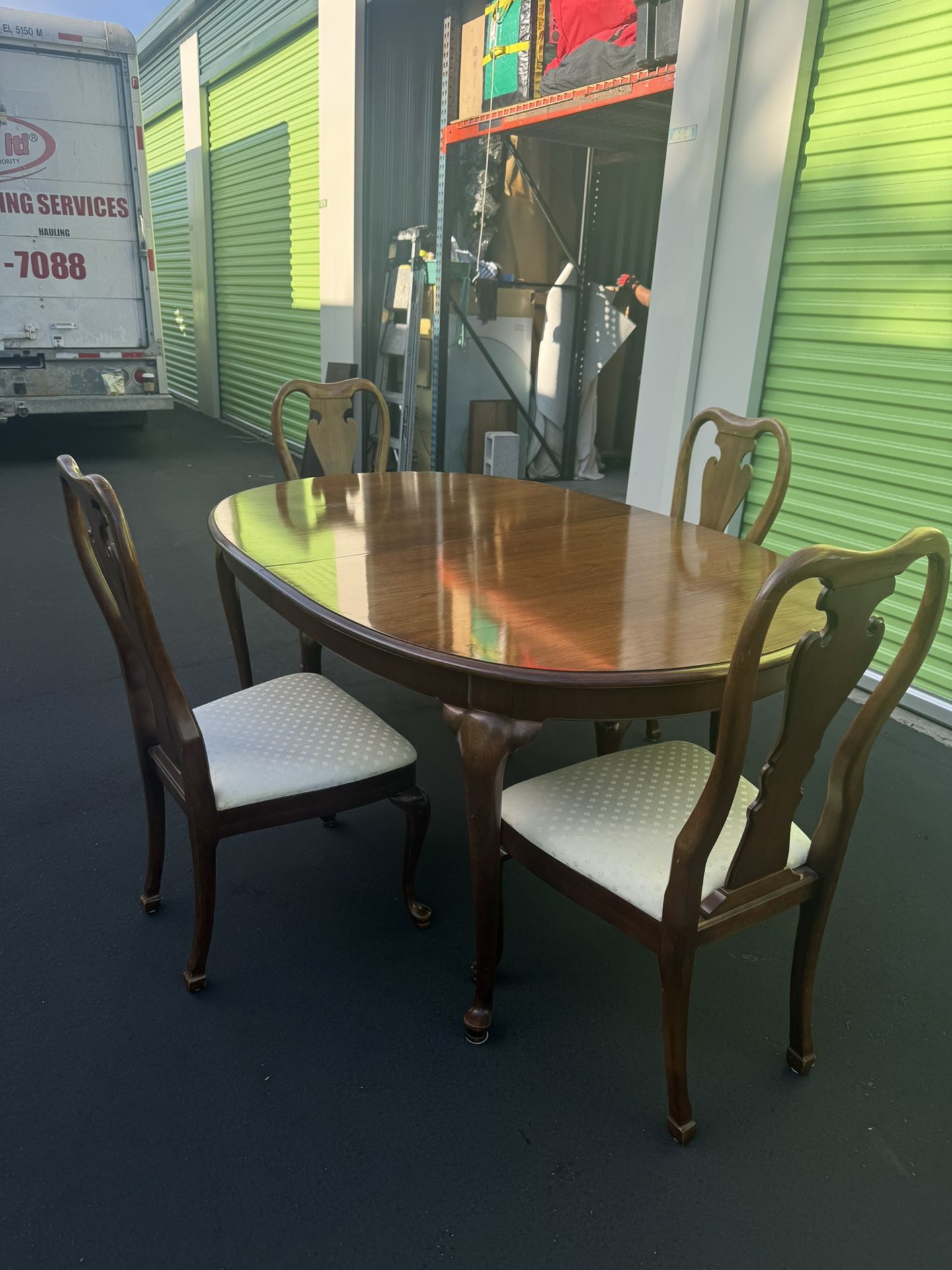 Beautiful Dining Table W/4 Chairs