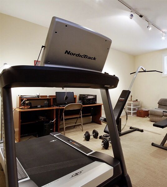 Nordic Track Elite 9500 Pro Treadmill for Sale in Chicago, IL OfferUp