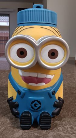 Souvenir sipper cup drink bottle/ Universal studio's vintage exclusive "Dispicable Me" Minion Mayhem