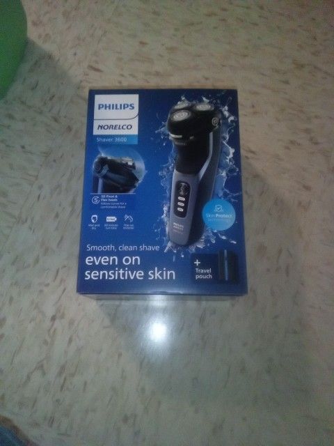 Philips Norelco Shaver 3600 wet and dry electric shaver