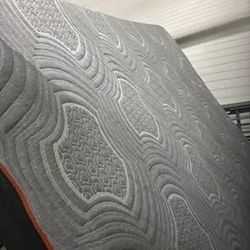 King Size Mattress And Platform 