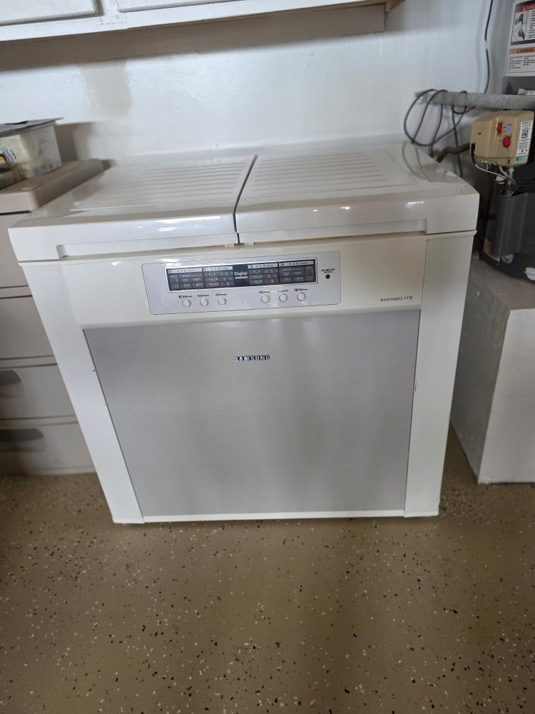 Kimchi Frezzer. ( 3 Feet Wide & 28 Inches Deep ). Good Working Condion. Samsung Model.