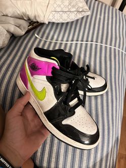 Jordan 1 Mid (White Black Cyber Pink)