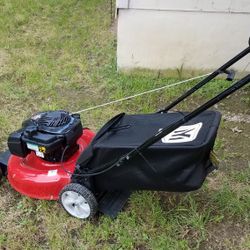 Like new Yard Machine gas push lawn mower (21” cut, 140 CC) with bag. Delivery available!