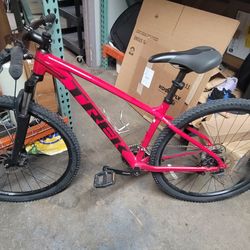 TREK Marlin 4 Medium 29" wheel like new only used a few times PAID $799 NEW