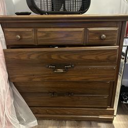 DRESSER FOR SALE $20