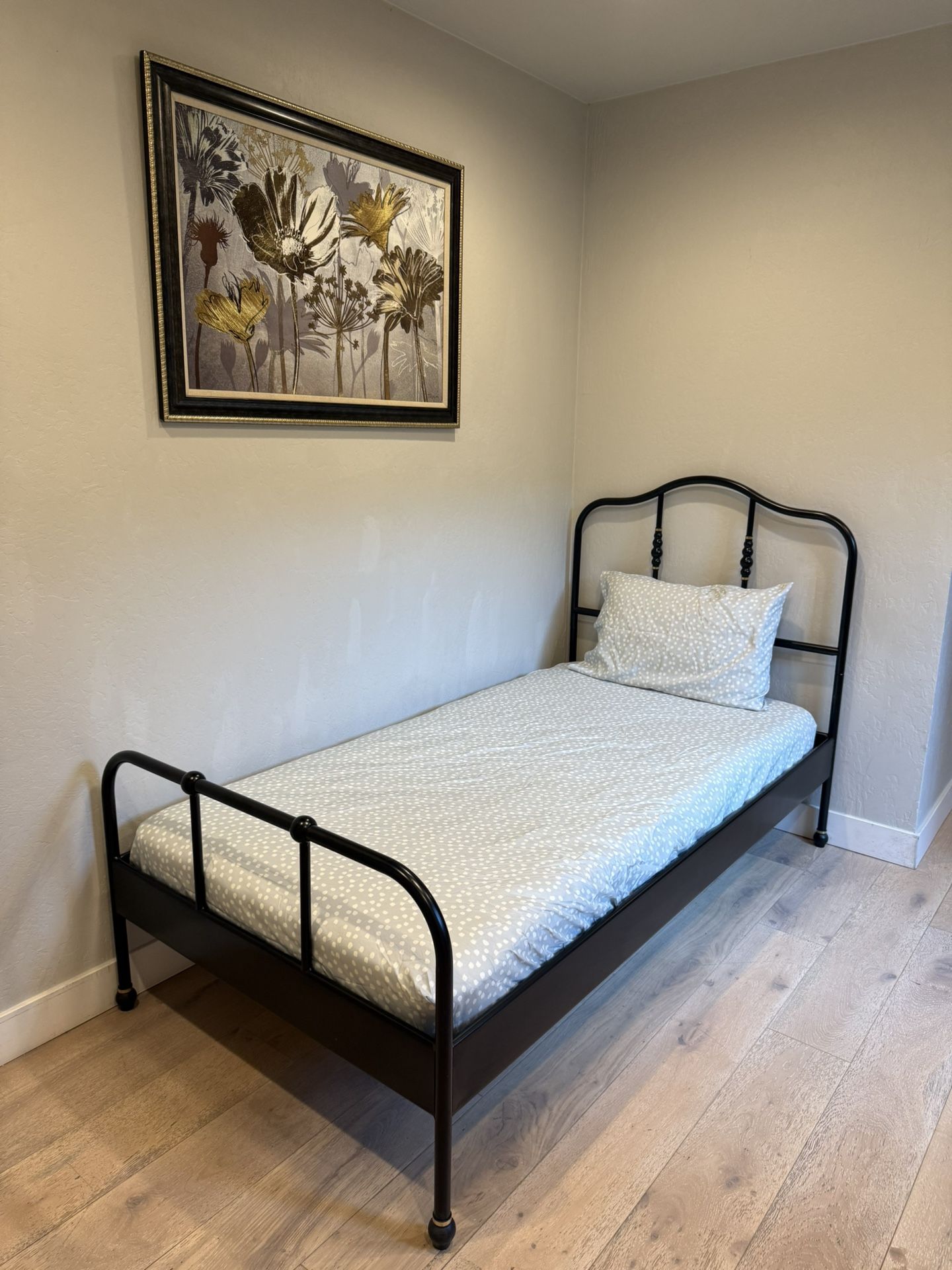 Like New Black Metal Twin Platform Bed With Mattress