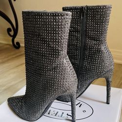 🔥 Hot Steve  Madden 🔥 “WIFEY” 💎 RHINESTONE 💎 Side Zip Pointed Toe Heeled Bootie In Size 9