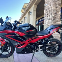 2025 Kawasaki Ninja 500 Abs Passion Red/ Metallic Flat Spark Bla
