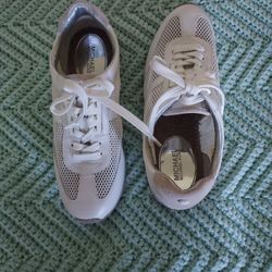    NEW      MICHAEL KORS TENNIS SHOES  SIZE 7.  $30.00