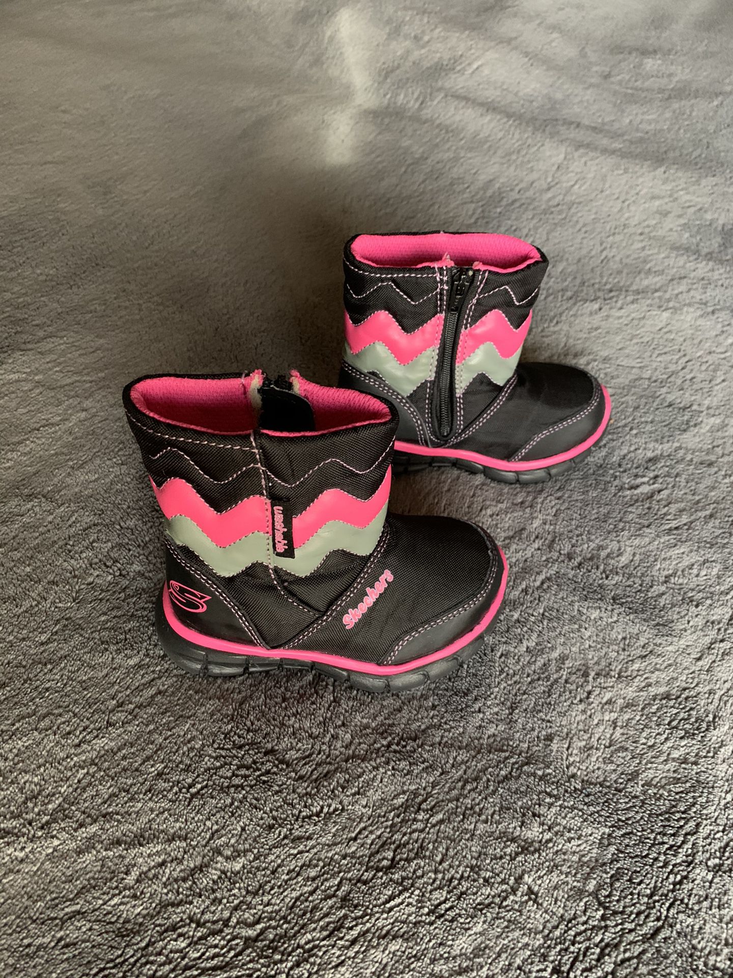 LIKE NEW!! BABY/TODDLER /KIDS SKECHERS SNOW BOOTS (GIRLS)