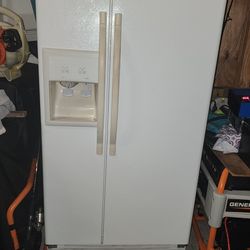 KENMORE COLDSPOT REFRIGERATOR IN PERFECT WORKING CONDITION. NO DELIVERY WILL NEED TO COME  PICK UP.