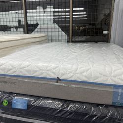 QUEEN SIZE TEMPURPEDIC CLOUD ELITE MATTRESS & BOX SPRING BED SET