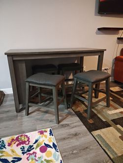 Pub Style Dining Set w/4  Backless Stools