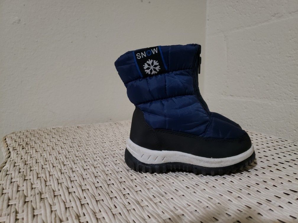 Size 7 snow boots Boy Or girl Toddler