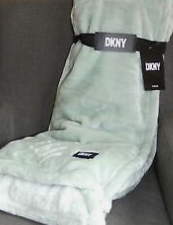 DKNY Luxurious Oversized Soft Plush Fleece Throw Blanket. Mint Green. NEW WITH TAGS