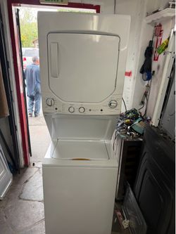 24” GE stackable gas dryer high efficiency excellent condition